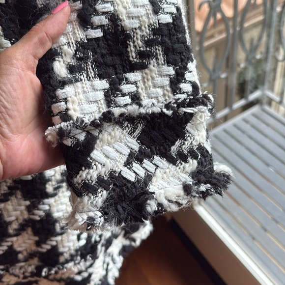 Alice and Olivia A/line coat in black and white lined, 2 pockets great condition - Picture 12 of 13